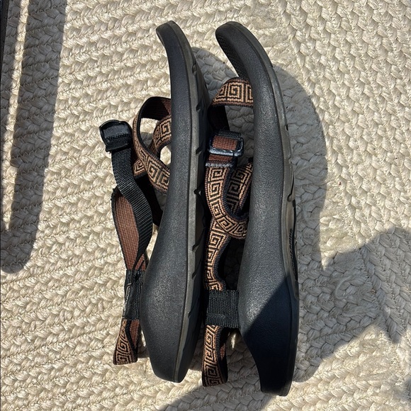 Chaco Black Sandals with Brown Geometric Straps 9 - Picture 6 of 6